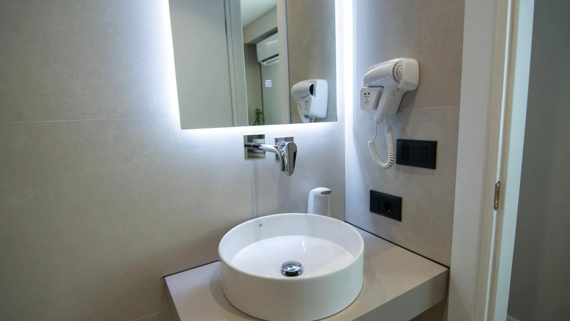 Mina Luxury Rooms ティラナ 0*,